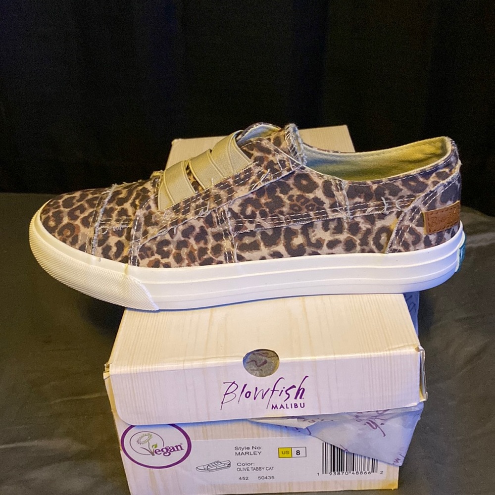 Never worn Tabby Cat Blowfish Malibu slide ons